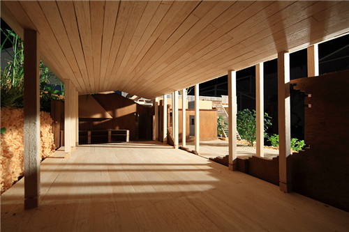 叢林中廢棄農舍改造而成的自然住宅