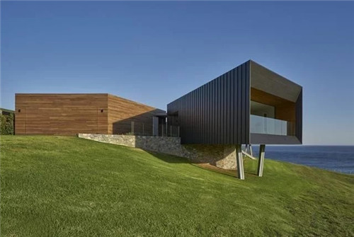 圍繞庭院分布設計的鄉村海景別墅