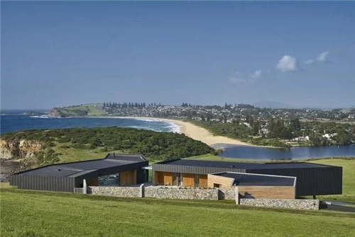 圍繞庭院分布設計的鄉村海景別墅