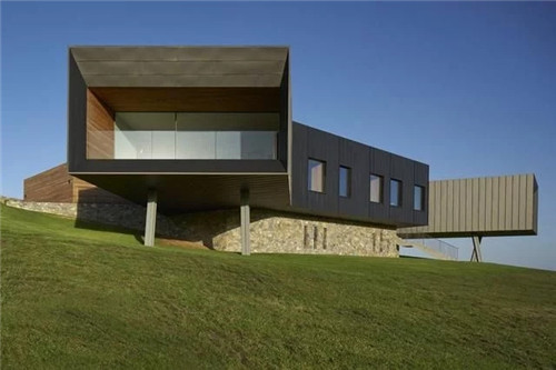 圍繞庭院分布設計的鄉村海景別墅