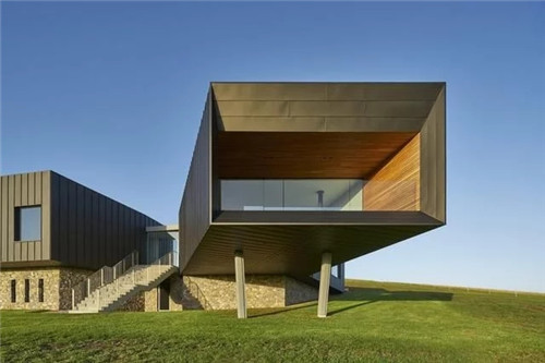 圍繞庭院分布設計的鄉村海景別墅