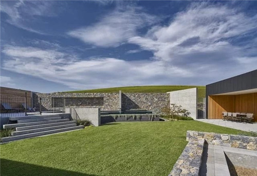 圍繞庭院分布設計的鄉村海景別墅