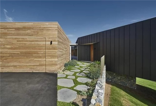 圍繞庭院分布設計的鄉村海景別墅