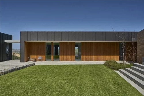 圍繞庭院分布設計的鄉村海景別墅