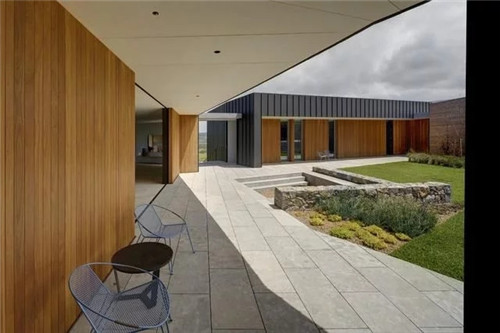 圍繞庭院分布設計的鄉村海景別墅