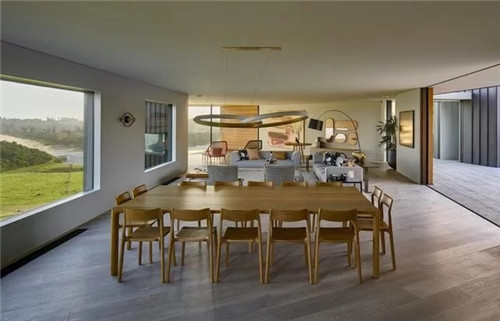 圍繞庭院分布設計的鄉村海景別墅