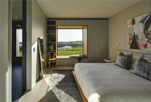 圍繞庭院分布設計的鄉村海景別墅