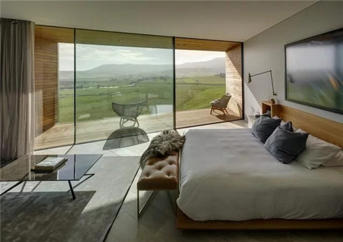 圍繞庭院分布設計的鄉村海景別墅