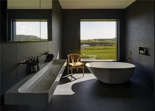 圍繞庭院分布設計的鄉村海景別墅