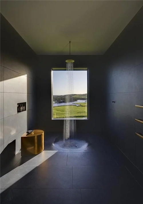 圍繞庭院分布設計的鄉村海景別墅