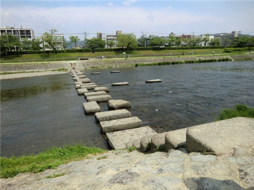 日本鴨川河上的千姿百態的橋