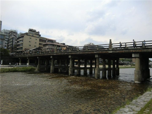 日本鴨川河上的千姿百態的橋