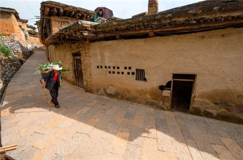 中國最有趣的村莊，鄰里之間串門都是走房頂