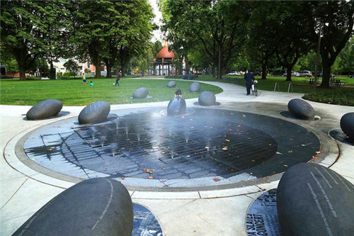 園林景觀中的休閑坐凳綻放著設計的魅力