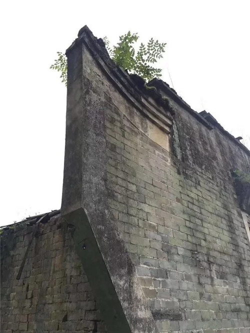 湖南鄉(xiāng)村古建筑遭受風(fēng)雨侵襲