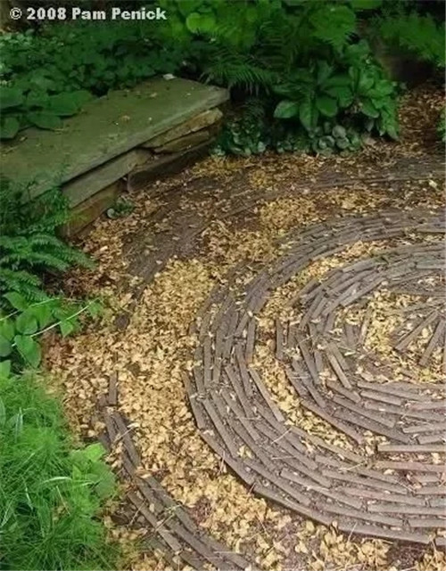 用樹枝與藤蔓，編織的庭院景觀雕塑