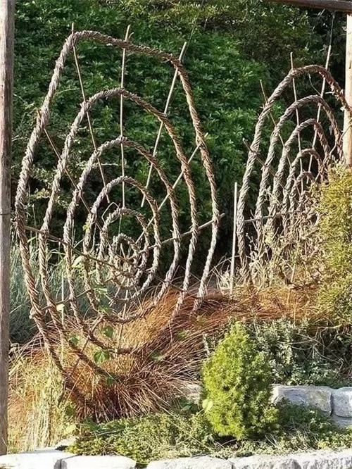 用樹枝與藤蔓，編織的庭院景觀雕塑