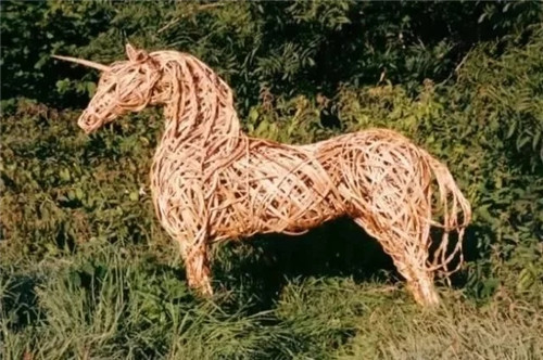用樹枝與藤蔓，編織的庭院景觀雕塑