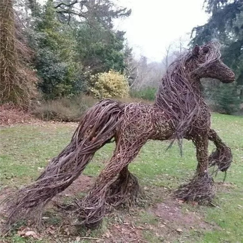用樹枝與藤蔓，編織的庭院景觀雕塑