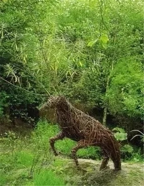 用樹枝與藤蔓，編織的庭院景觀雕塑