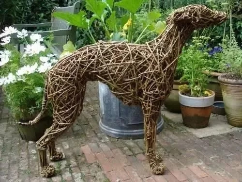 用樹枝與藤蔓，編織的庭院景觀雕塑