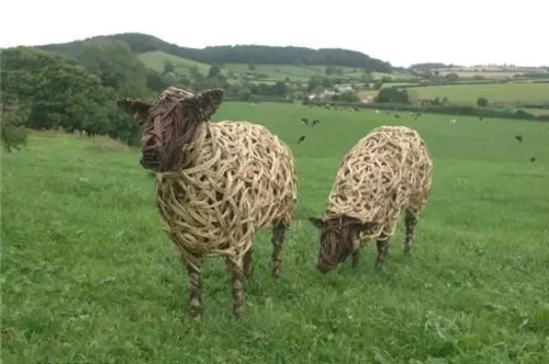 用樹枝與藤蔓，編織的庭院景觀雕塑