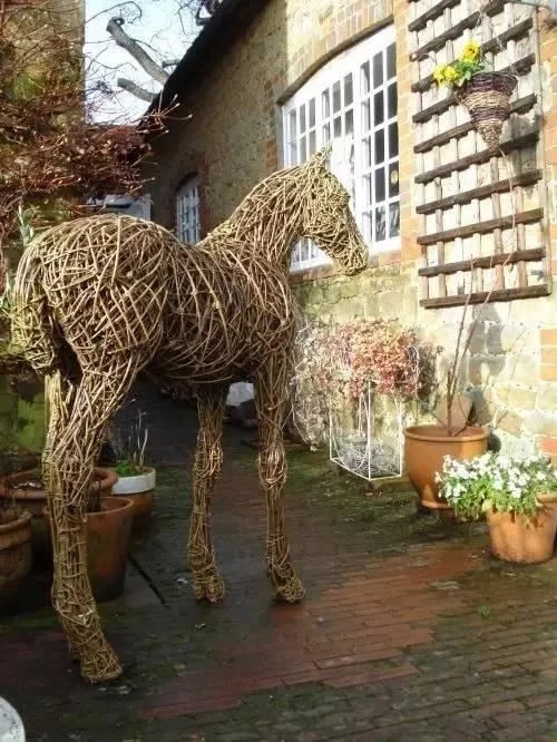 用樹枝與藤蔓，編織的庭院景觀雕塑