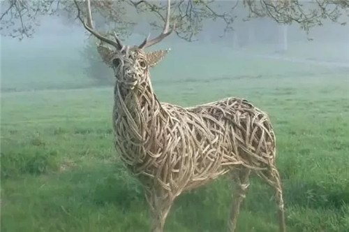 用樹枝與藤蔓，編織的庭院景觀雕塑