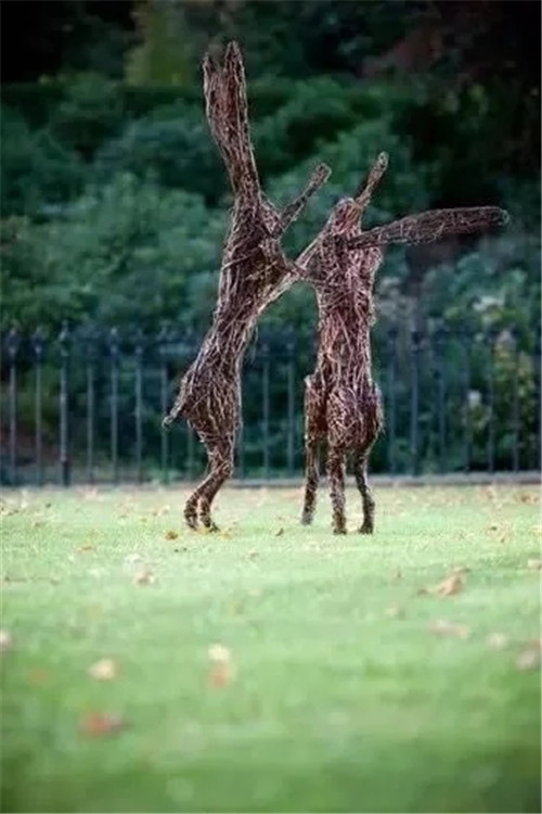用樹枝與藤蔓，編織的庭院景觀雕塑