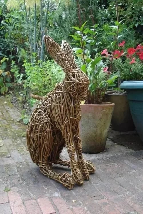 用樹枝與藤蔓，編織的庭院景觀雕塑