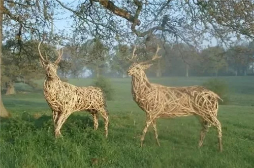 用樹枝與藤蔓，編織的庭院景觀雕塑