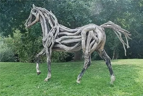 用樹枝與藤蔓，編織的庭院景觀雕塑
