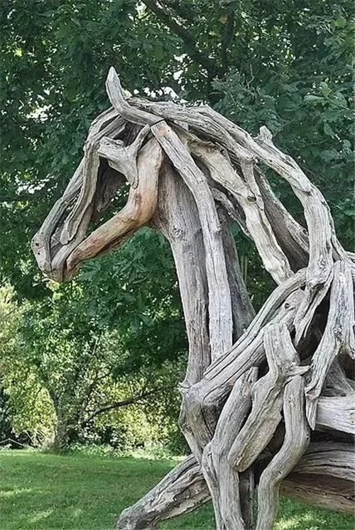 用樹枝與藤蔓，編織的庭院景觀雕塑