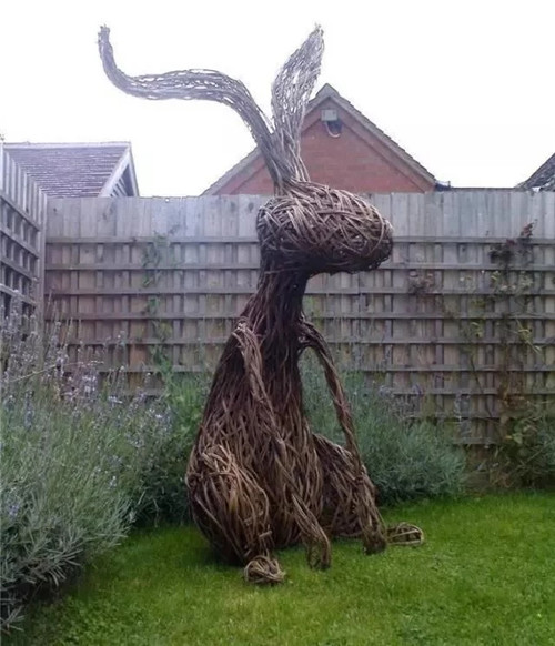 用樹枝與藤蔓，編織的庭院景觀雕塑
