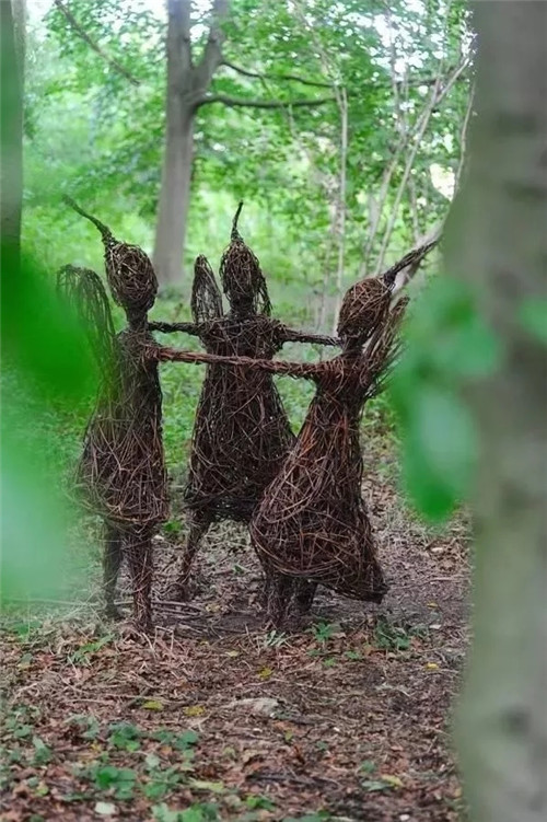 用樹枝與藤蔓，編織的庭院景觀雕塑