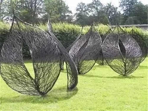 用樹枝與藤蔓，編織的庭院景觀雕塑