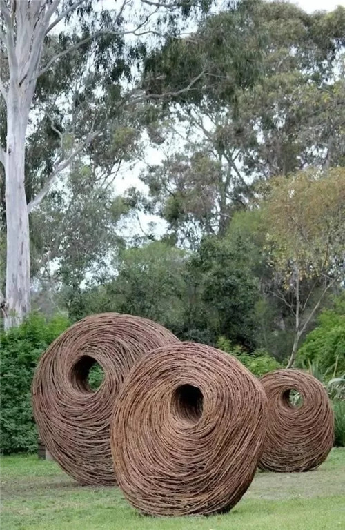 用樹枝與藤蔓，編織的庭院景觀雕塑