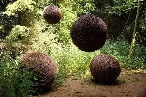 用樹枝與藤蔓，編織的庭院景觀雕塑