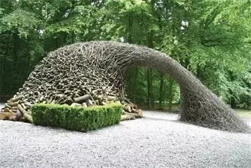 用樹枝與藤蔓，編織的庭院景觀雕塑