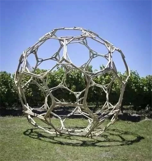用樹枝與藤蔓，編織的庭院景觀雕塑