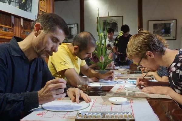 申遺成功7年 國(guó)際體驗(yàn)師感受西湖古典園林