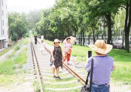 山西一大學校園內(nèi)建設(shè)火車主題公園