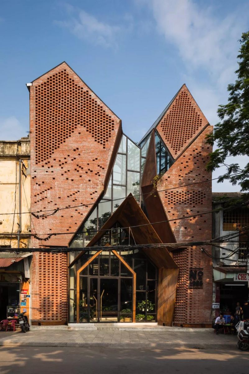 No.1986 咖啡餐廳,奇奇怪怪的‘烏鴉嘴’空間 / Le House