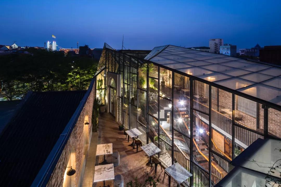 No.1986 咖啡餐廳,奇奇怪怪的‘烏鴉嘴’空間 / Le House