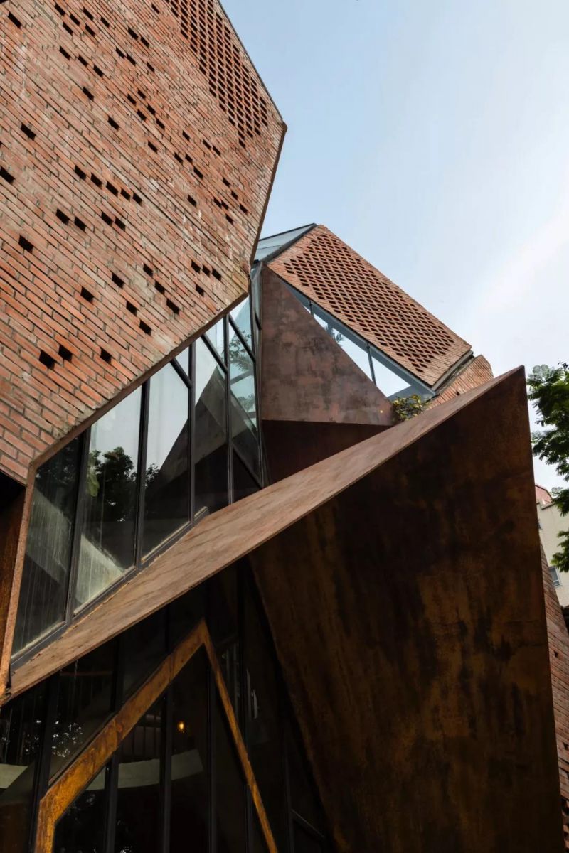 No.1986 咖啡餐廳,奇奇怪怪的‘烏鴉嘴’空間 / Le House