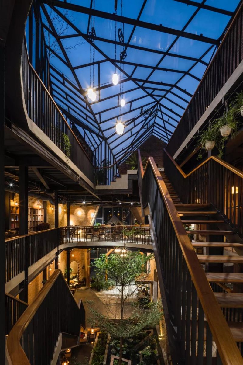 No.1986 咖啡餐廳,奇奇怪怪的‘烏鴉嘴’空間 / Le House