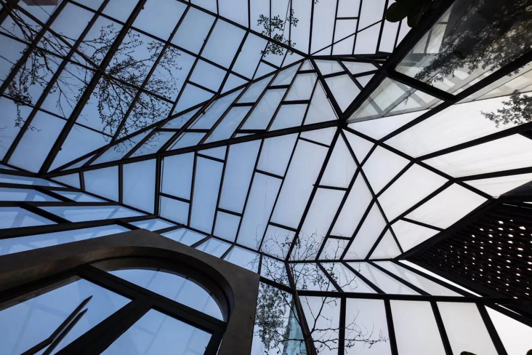 No.1986 咖啡餐廳,奇奇怪怪的‘烏鴉嘴’空間 / Le House