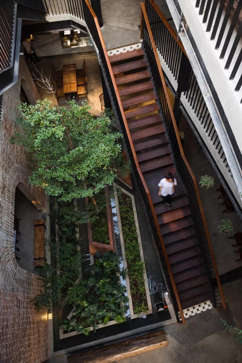 No.1986 咖啡餐廳,奇奇怪怪的‘烏鴉嘴’空間 / Le House