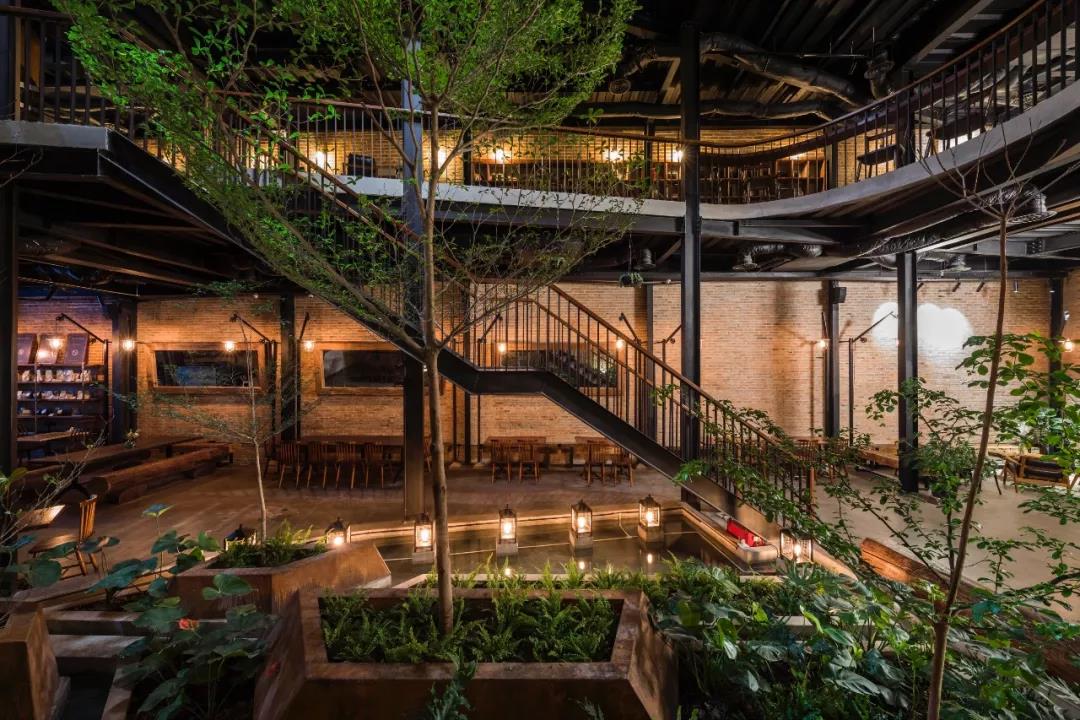 No.1986 咖啡餐廳,奇奇怪怪的‘烏鴉嘴’空間 / Le House