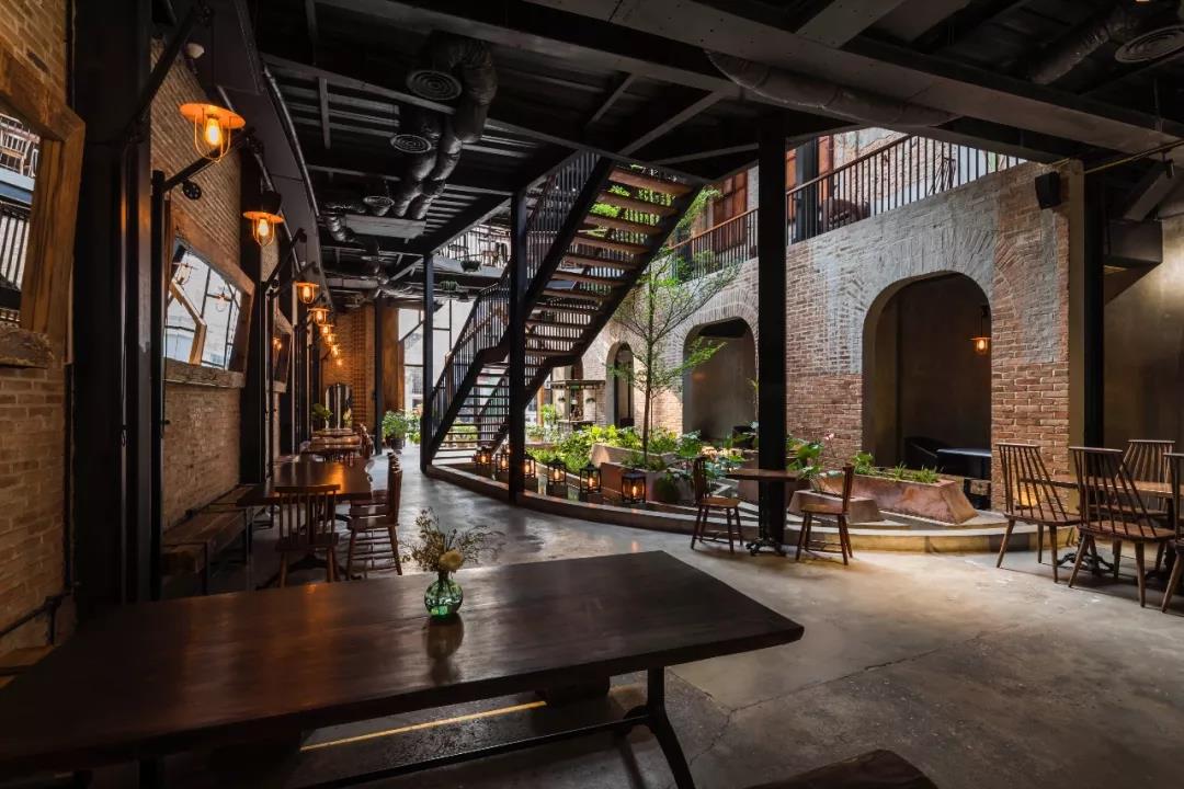 No.1986 咖啡餐廳,奇奇怪怪的‘烏鴉嘴’空間 / Le House